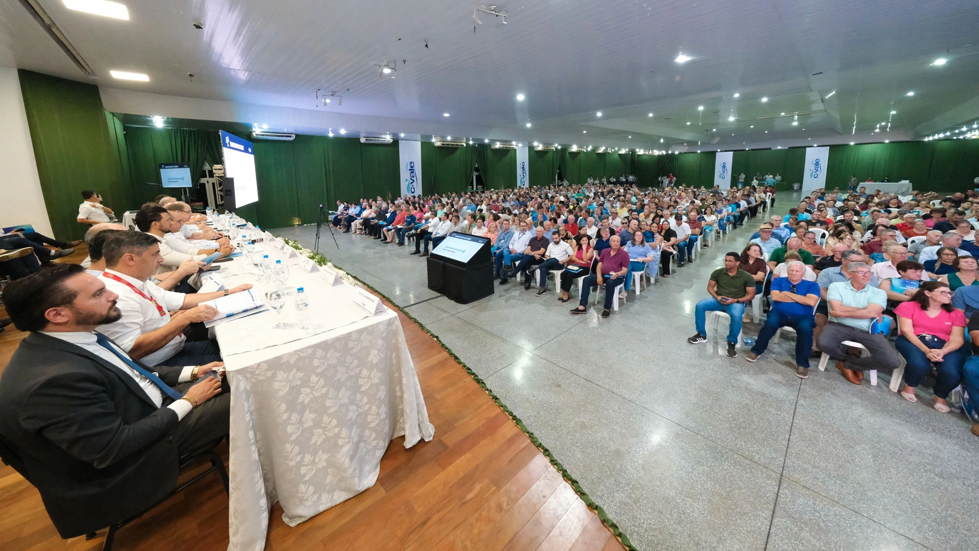 C.Vale amplia número de associados e funcionários