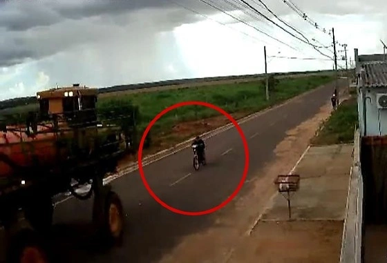 Adolescente em bicicleta elétrica morre ao tentar passar embaixo de máquina agrícola em MT