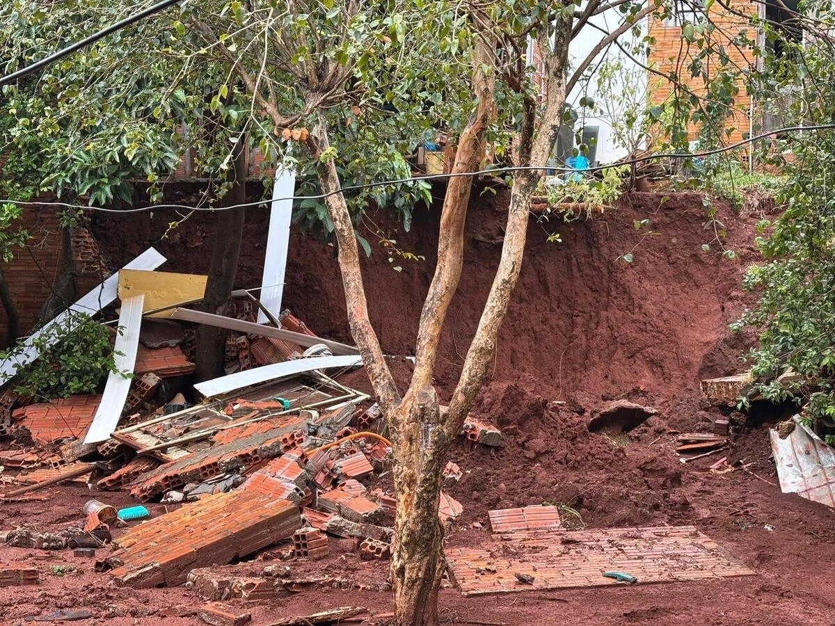Casas são interditadas no Santa Clara IV em Toledo e Defesa Civil presta atendimento