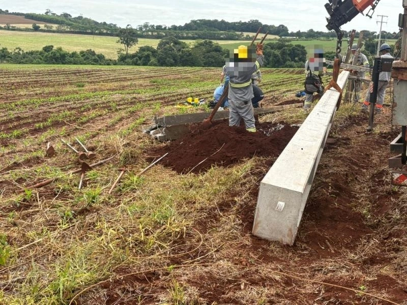 Poste quebra e cai sobre trabalhador em Mercedes