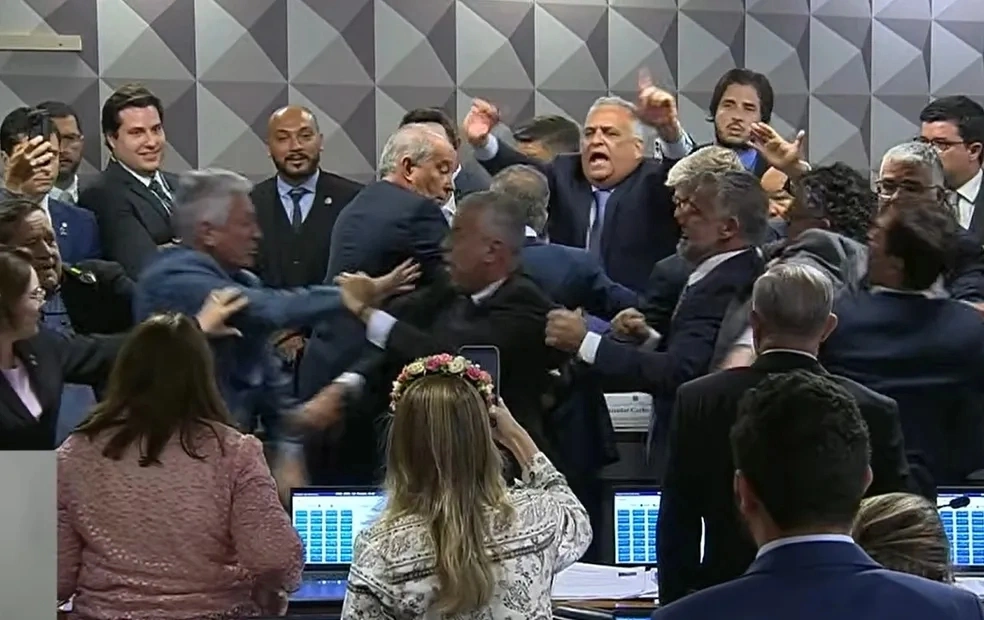 CPI do INSS aprova quebra de sigilo bancário de filho de Lula; sessão é marcada por confusão