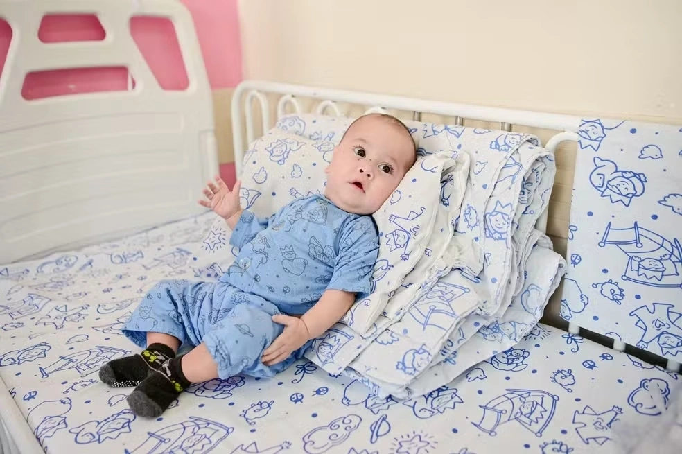 Bebê que vive com intestino 6 vezes menor que o ideal ganha alta após ficar internado desde o nascimento, no Paraná