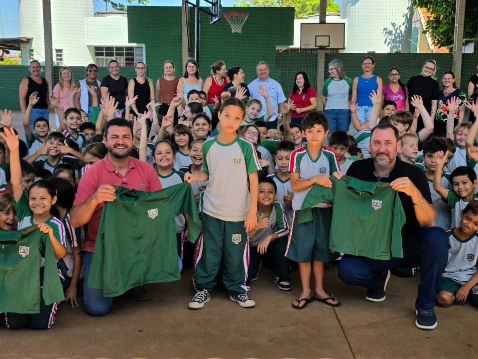 Autoridades acompanham entrega de uniformes nas escolas municipais rondonenses