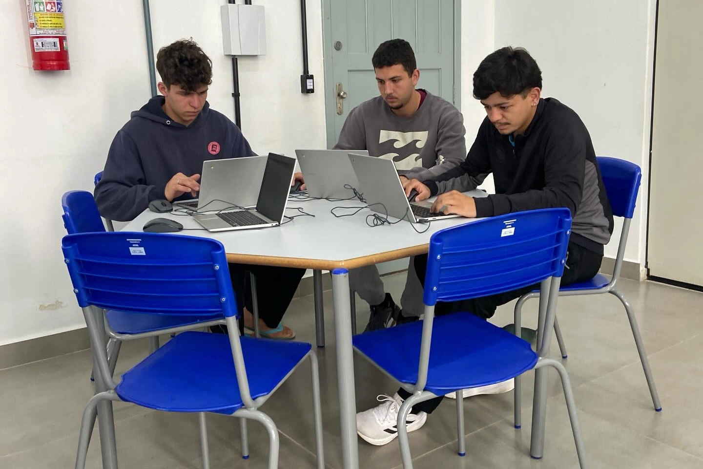 Governo conclui entrega de carteiras hexagonais para 2.060 escolas da rede estadual