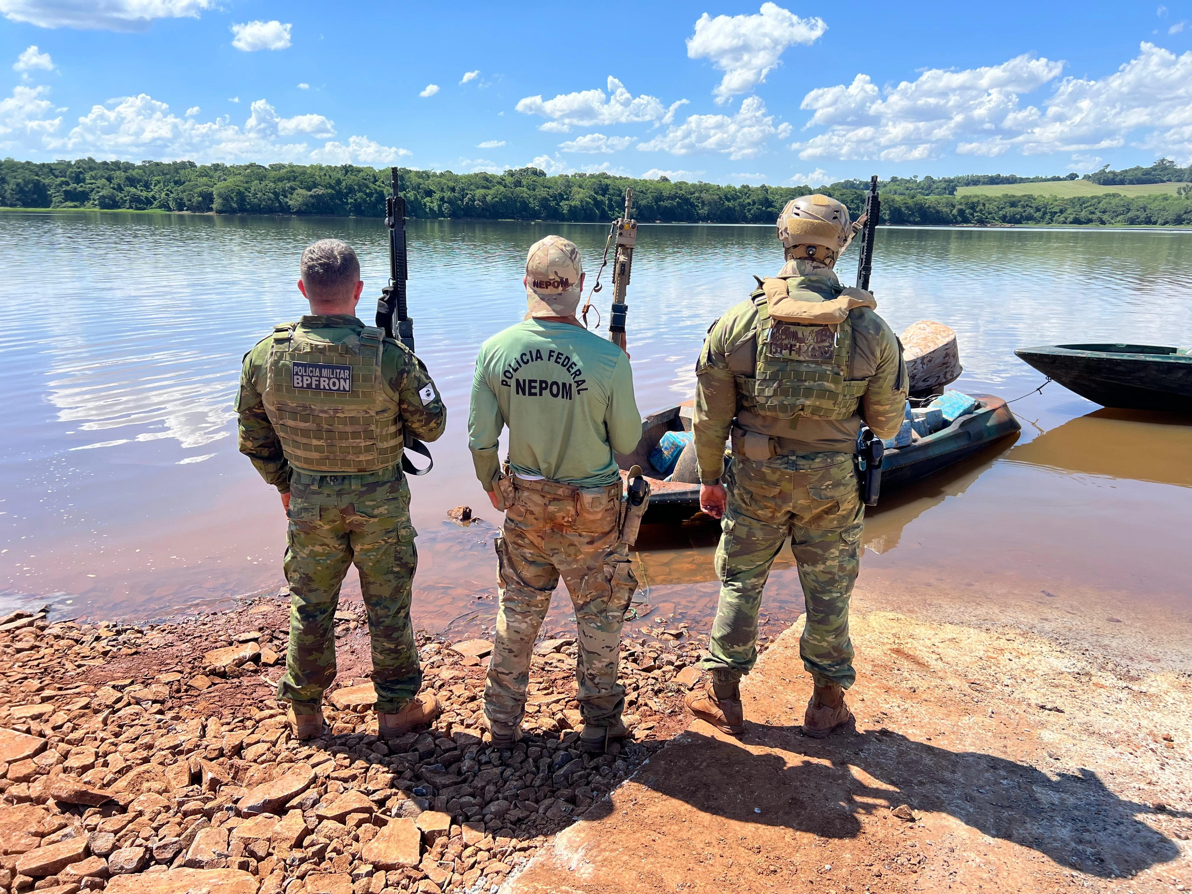 Policiais apreendem embarcação com mais de 1,2 tonelada de maconha no Rio Paraná, em Mercedes