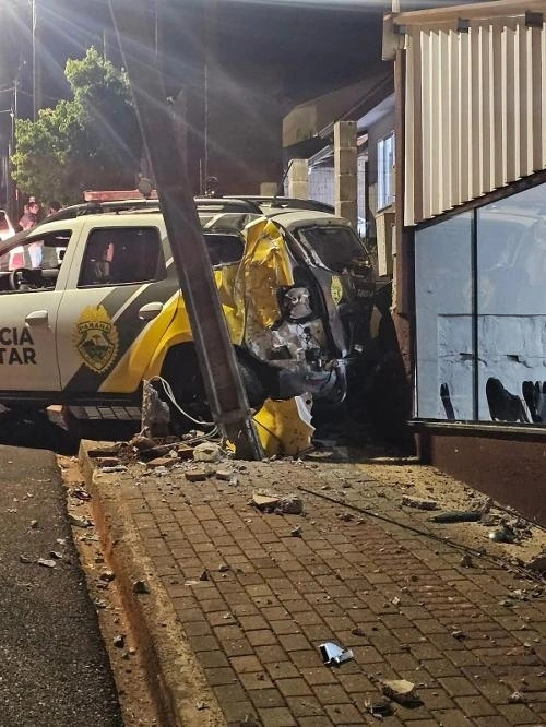 Viatura da Polícia Militar se envolve em acidente durante ocorrência no interior do PR