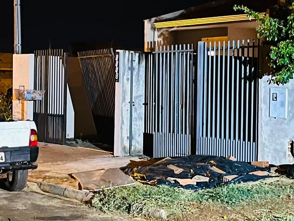 Homem morre após tentar atacar companheira com enxada e ser esfaqueado pelo enteado em Foz do Iguaçu