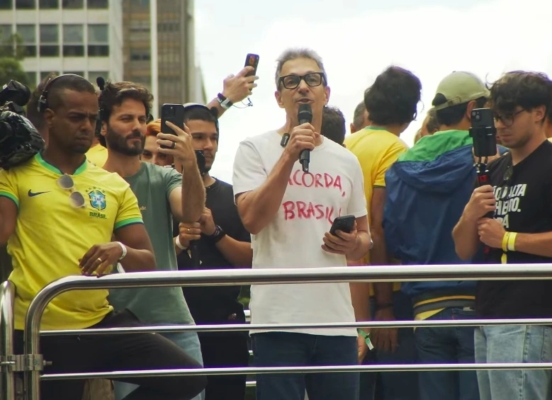 Em ato na Paulista, Zema critica “intocáveis” de Brasília e pede reação