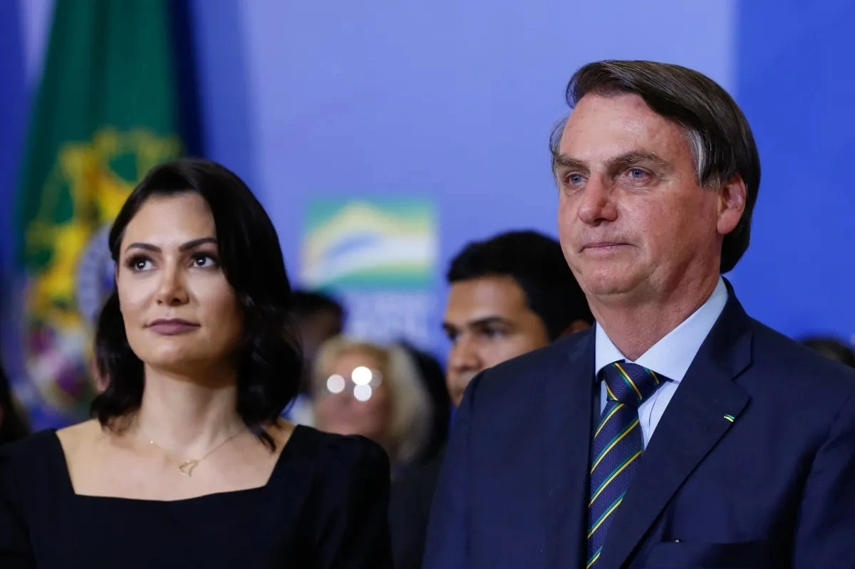 Em carta, Bolsonaro pede que Michelle "entre" na política após março