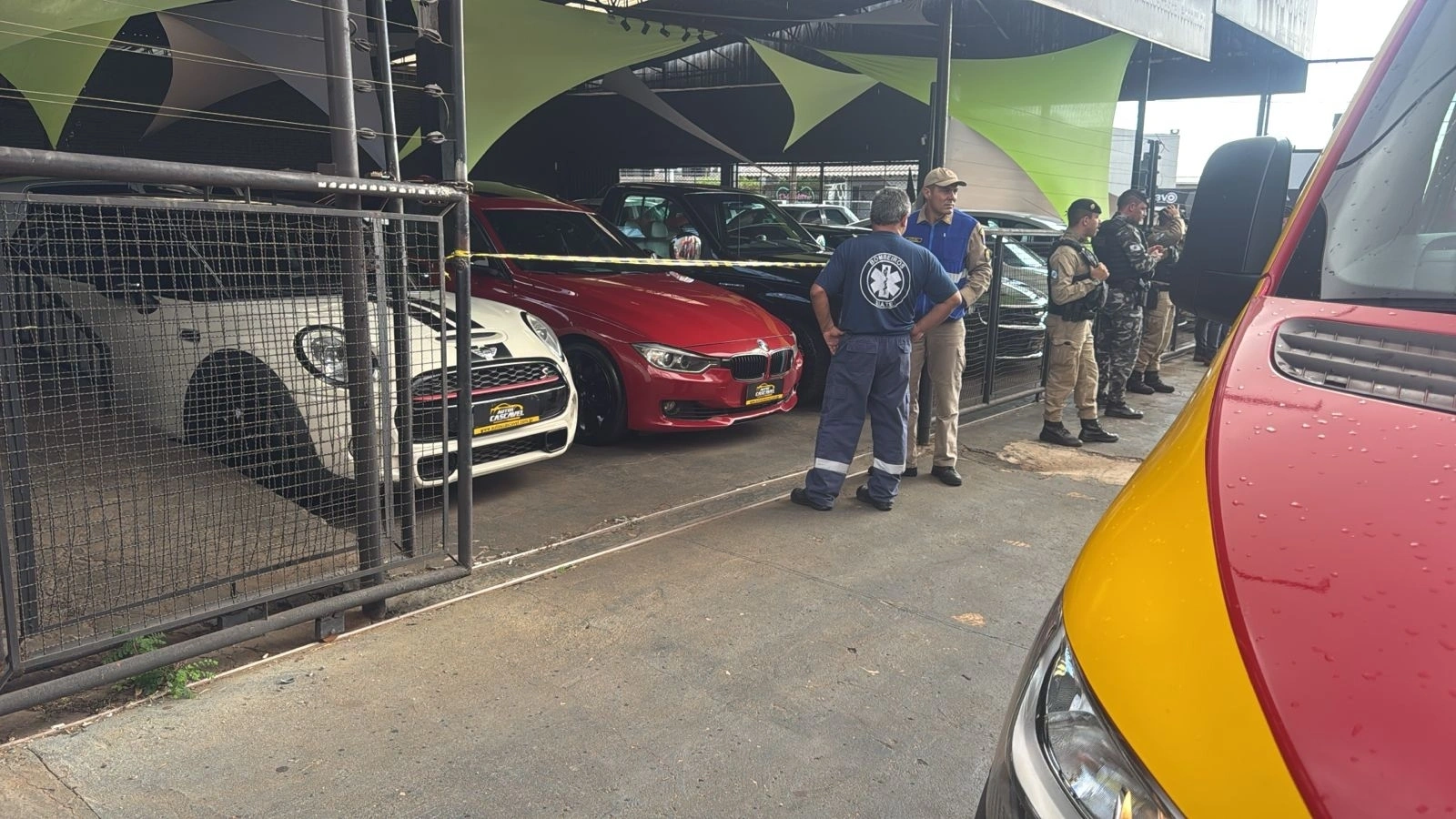 Pai e filho são assassinados a tiros dentro de garagem de veículos em Cascavel