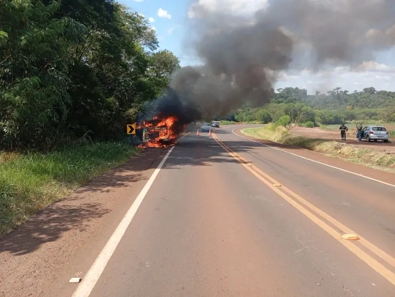 Kombi é destruída por incêndio na PR-239 entre Assis Chateaubriand e Jesuítas