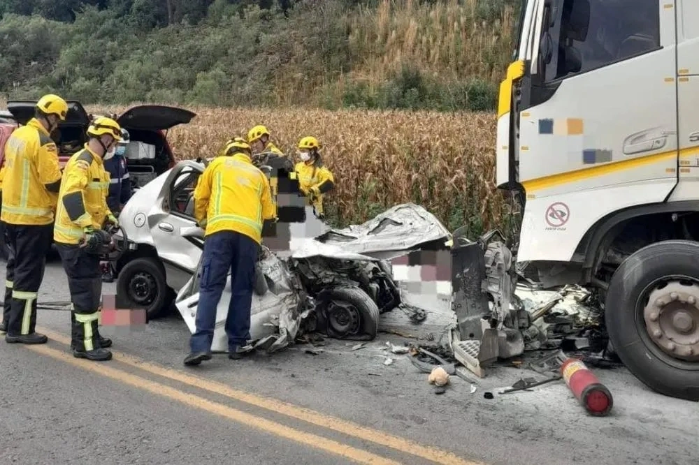 Colisão entre carro e carreta deixa quatro mortos na BR-470 em Santa Catarina