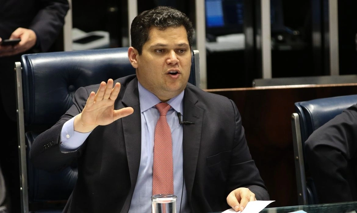 Alcolumbre diz a senadores que só deve votar indicação de Messias após eleições