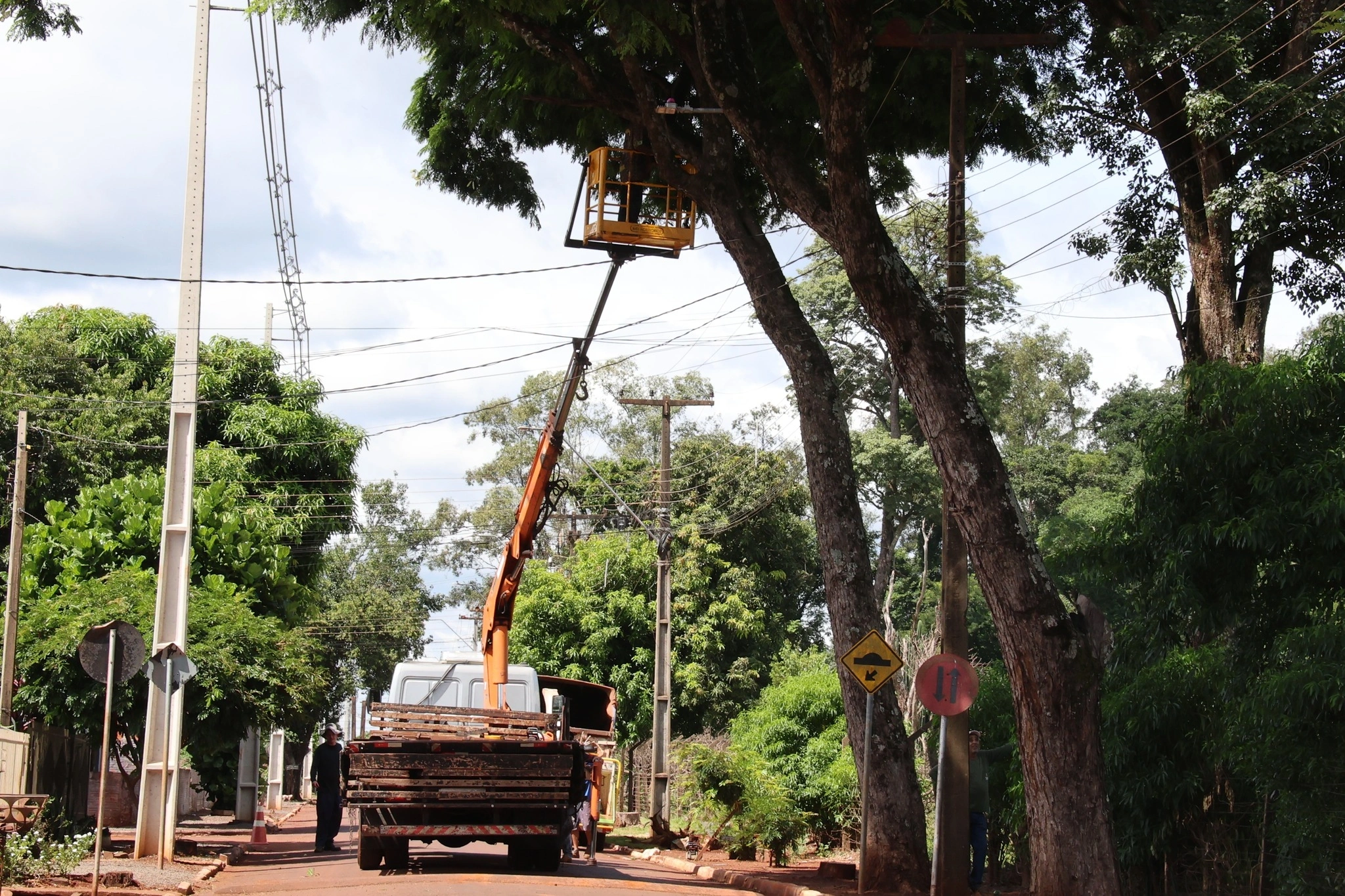 Recanto Feliz recebe ação de poda de árvores para evitar novos rompimentos na rede de energia