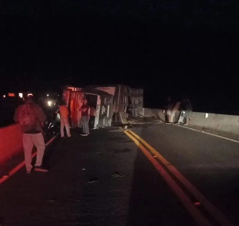 Caminhão tomba sobre ponte na PR-484 em Quedas do Iguaçu