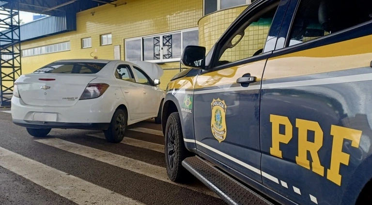 PRF aborda carro com débitos que superam o dobro do seu valor no Paraná