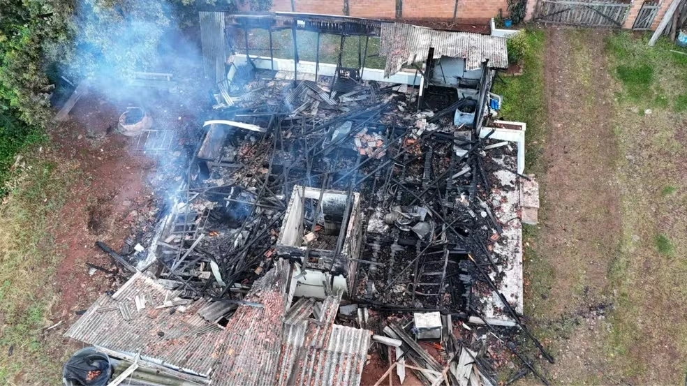 Homem ateia fogo na casa de ex-namorada 10 dias após término e é preso no PR