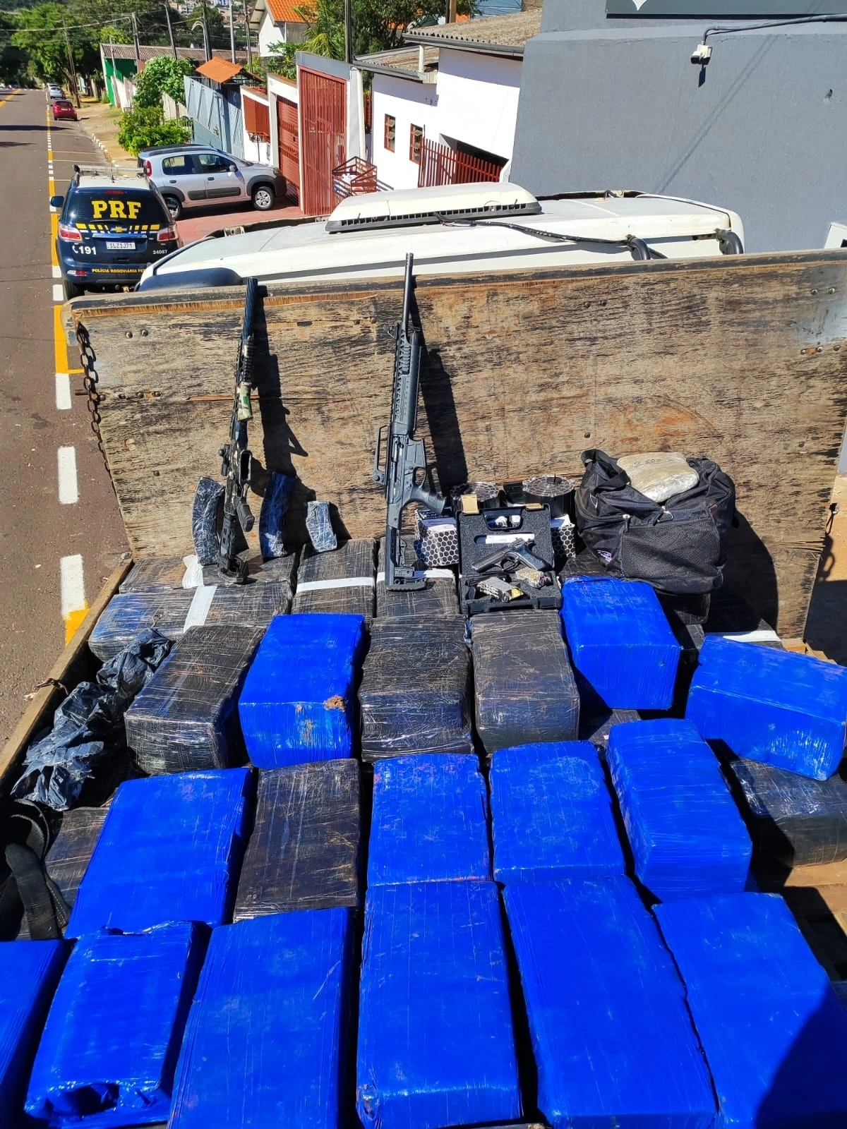 PRF apreende 2,8 toneladas de maconha e 3 armas em caminhão após perseguição em Toledo