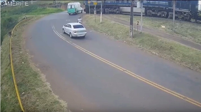 Colisão entre trem e ambulância é registrada no interior do PR