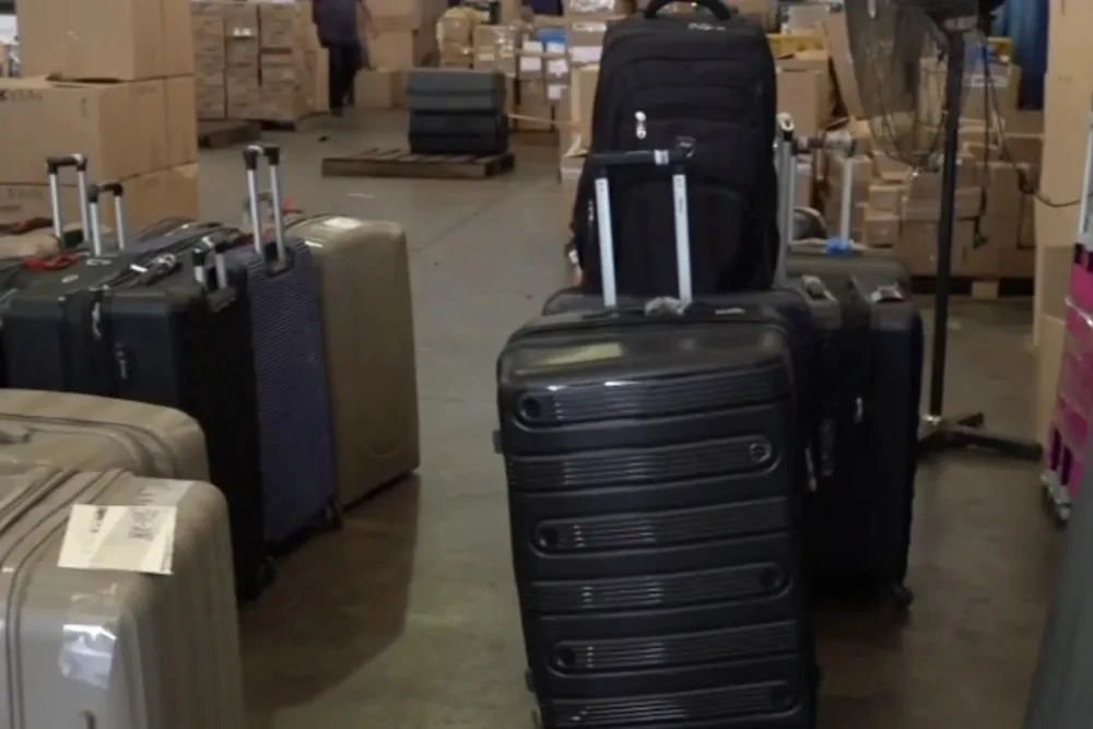 26 passageiros, 50 malas e dois dias de contagem: carga milionária de produtos sem documentação é encontrada em ônibus no Paraná