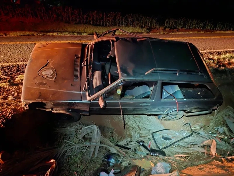 Motorista fica ferido após capotamento na PR-495 em Serranópolis do Iguaçu