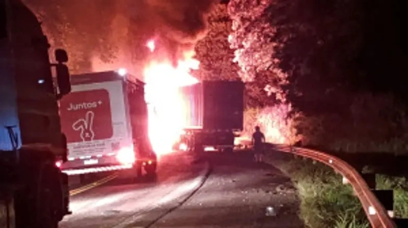 Grave acidente entre carro e caminhão termina com explosão e uma morte na BR-277 em Matelândia