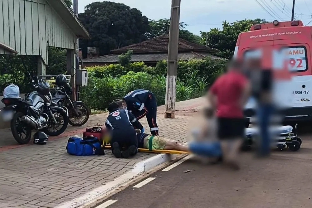 Homem fica ferido, com suspeita de fratura, após cair de moto em movimento em Novo Três Passos