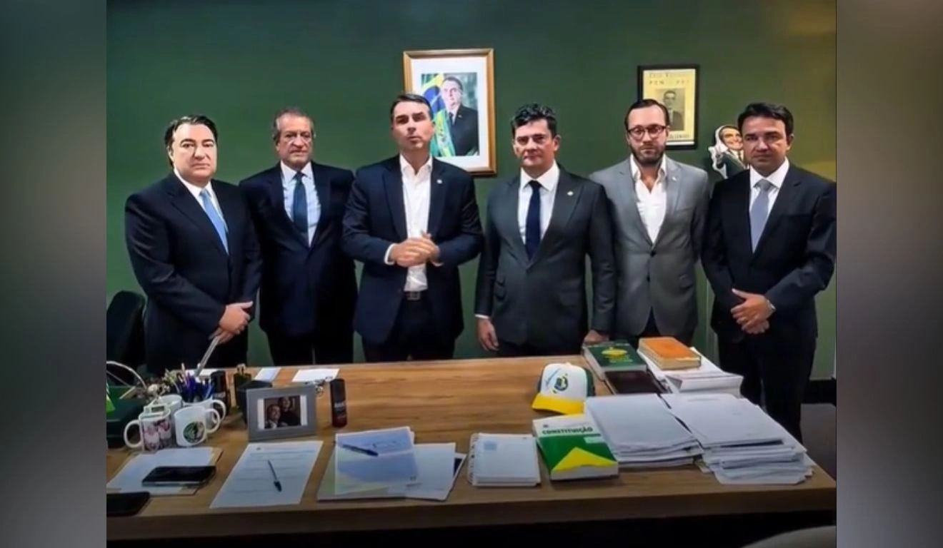 Flávio Bolsonaro declara apoio a "amigo" Moro ao Governo do Paraná