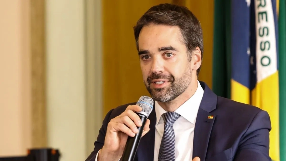 "Se me deixarem ter a bola no pé, entro em campo e ganho", diz Eduardo Leite sobre disputa à presidência pelo PSD