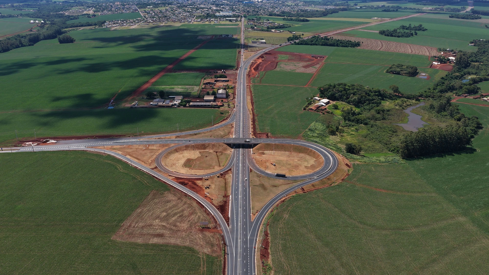 Empreiteira realiza acabamentos no contorno viário de Palotina