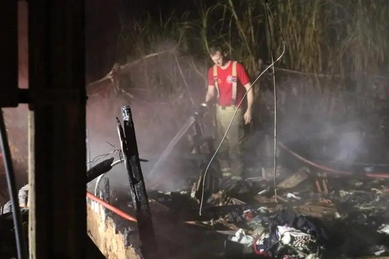 Incêndio em residência mata casal no interior de Campo Mourão