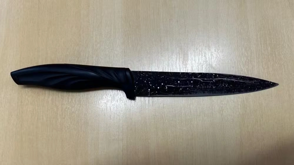 Adolescente de 13 anos vai até delegacia com faca atrás da avó após ameaçá-la, no PR