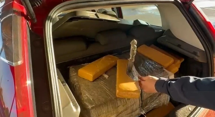 PRF apreende 150 kg de maconha espalhados em assoalho e porta-malas de veículo na BR-272, em Guaíra