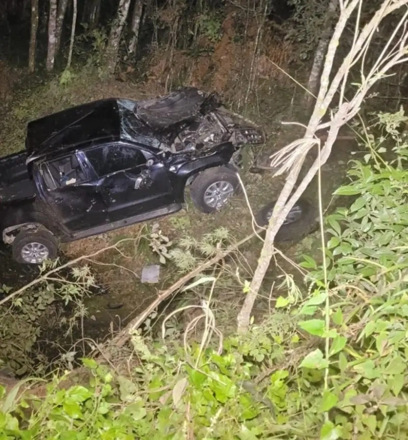 Batida entre caminhonete e moto deixa dois mortos no interior do PR