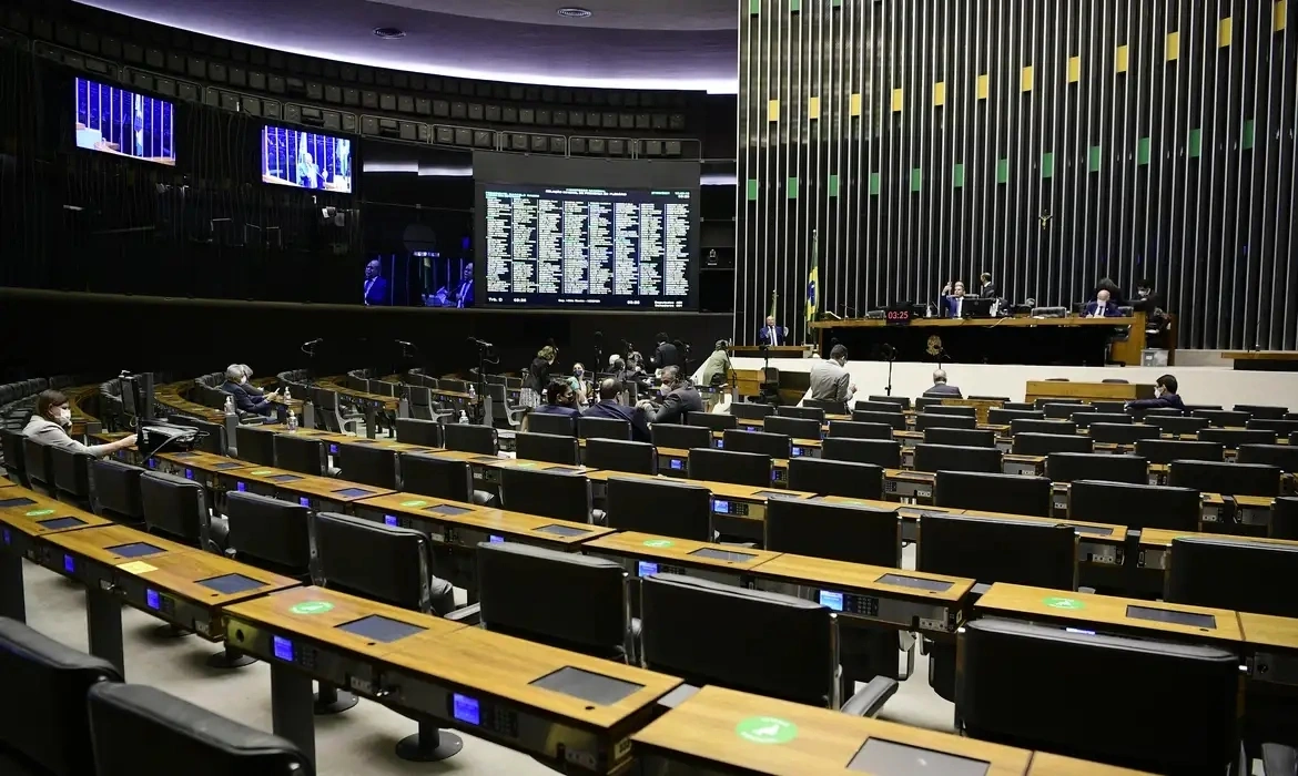 Fim da janela partidária provoca semana esvaziada na Câmara